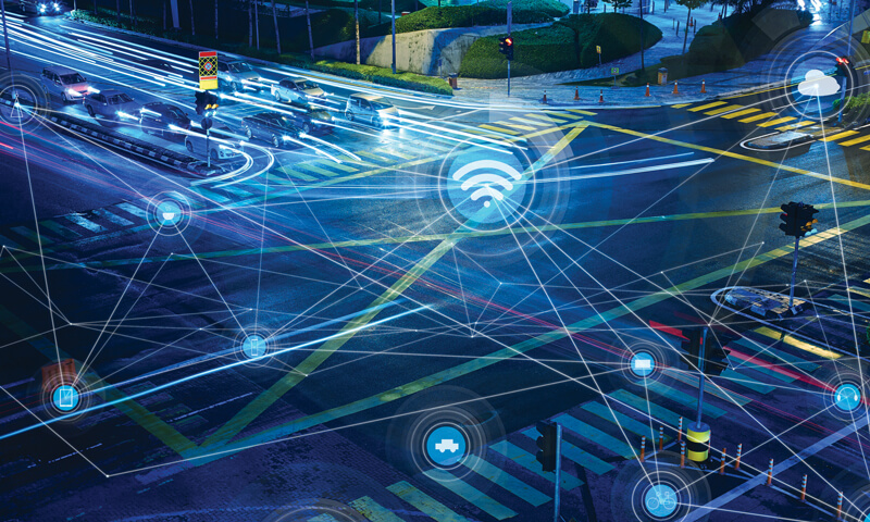 5G wird die verbundenen und vernetzten Fahrzeugtechnologien revolutionieren, dramatisch gesteigerte Intelligenz, verbesserten Verkehrsfluss und erhöhte Sicherheit ermöglichen.